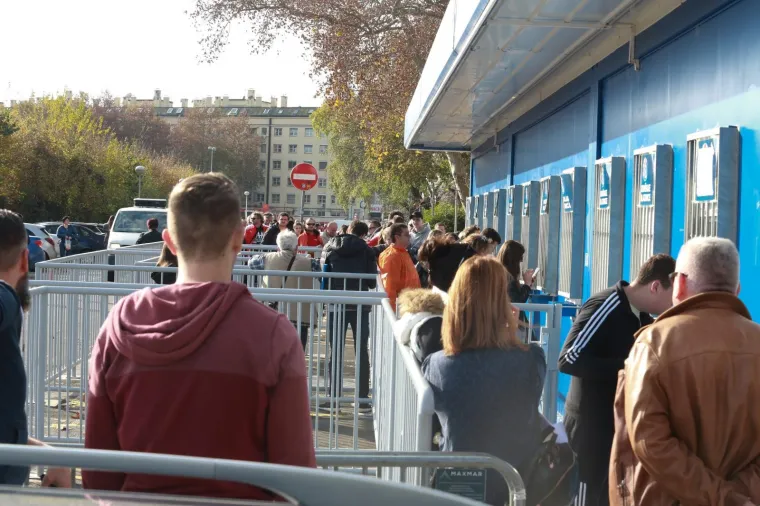 NAVIJAČKA EUFORIJA U ZAGREBU: Svi žele na &Scaron;panjolce, dvije tribine već su rasprodane, ogromni redovi na Maksimiru