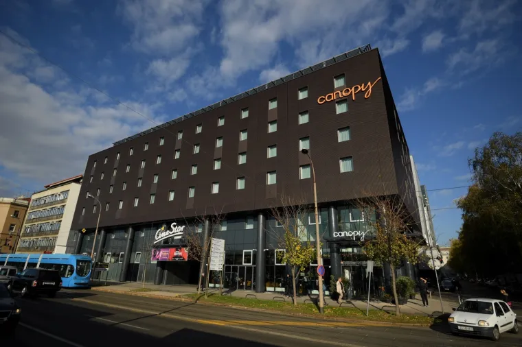 U Branimir centru u Zagrebu svečano je otvoren luksuzni Hiltonov hotel Canopy. U pitanju je investicija vrijedna osam milijuna eura. Kako je rekao predsjednik Garry Steffen, hotel je uređen "epski", tako da manifestira spoj povijesti, umjetnosti, života i mladosti. Hrvatska metropola je prva destinacija u kontinentalnoj Europi u kojoj je otvoren ovaj luksuzni hotel.