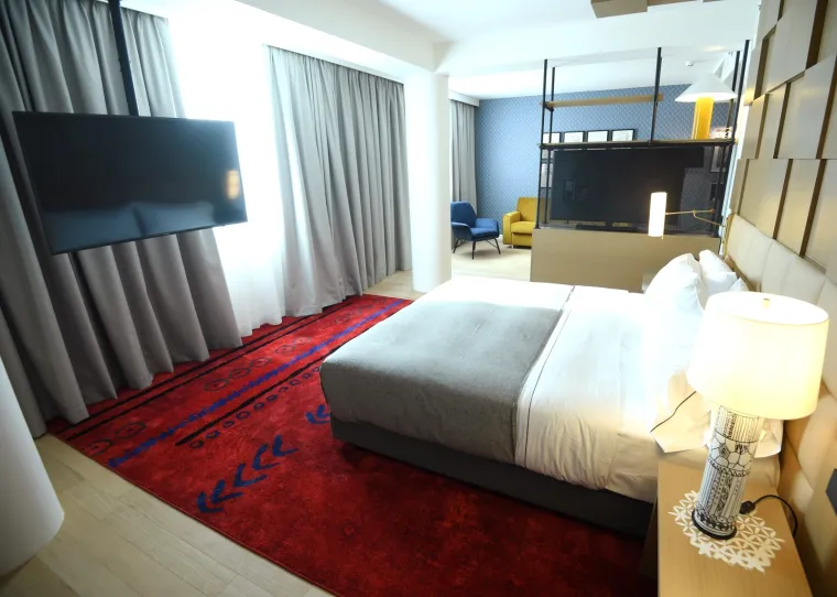 1. Znajte &scaron;to tražite: Postoje dnevne i noćne kamere. Mnogi imaju senzore pokreta, &scaron;to znači da će se uključiti samo kada se ne&scaron;to pomakne u blizini i aktivira ih. Zato je dobra opcija za fizičku pretragu. Dolaze u vi&scaron;e veličina i različitih rezolucija. No, bez obzira na vrstu ili veličinu, sve kamere trebaju jasan pogled bez prepreka.