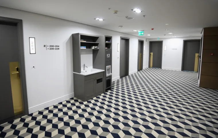 2. Započnite promatranjem mjesta pri normalnom svjetlu: Započnite promatranjem mjesta u normalnim uvjetima osvjetljenja. Provjerite jeste li prona&scaron;li čudne ili čudno postavljene predmete. Zapamtite, kamera treba dobro gledi&scaron;te, bez prepreka. Neugodna točka na objektu ili zidu, sjajna izbočina na predmetu, žice koje ne pripadaju opremi na koju su spojene ili utičnice ili adapteri priključeni bez očitog razloga su sumnjivi.