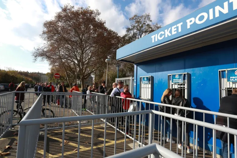 Redovi ispred Maksimira