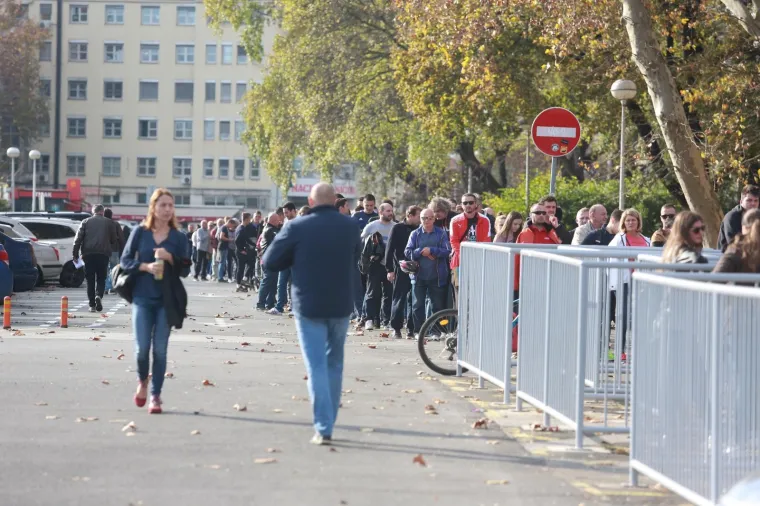 Redovi ispred Maksimira