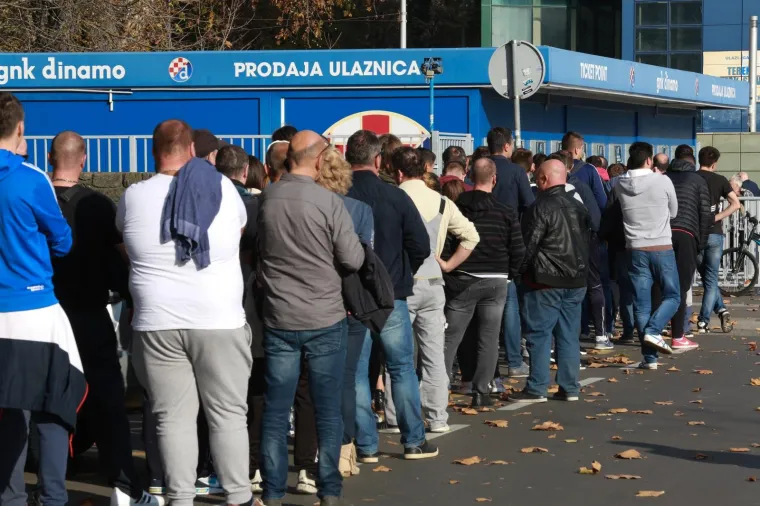 Redovi ispred Maksimira