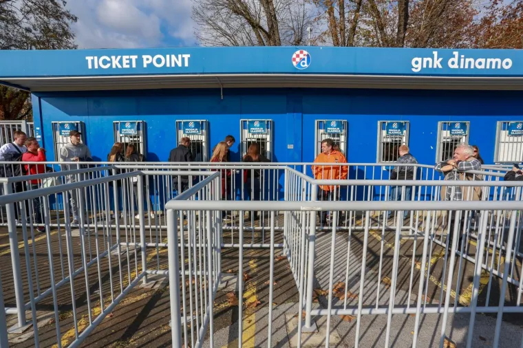 Redovi ispred Maksimira