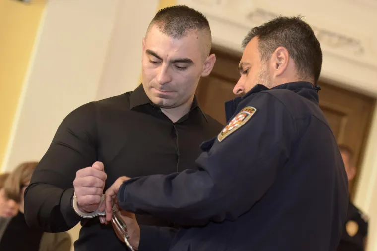 Pogledajte lice zadarskog monstruma dok mu se čitala optužnica za brutalno premlaćivanje biv&scaron;e djevojke