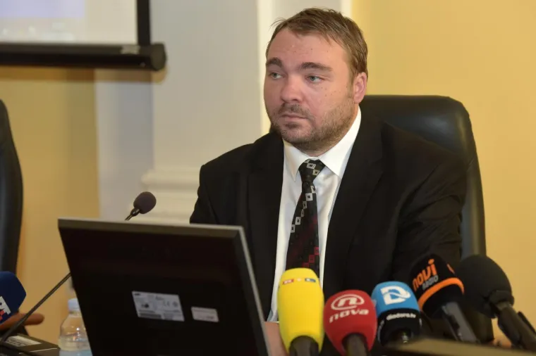 Pogledajte lice zadarskog monstruma dok mu se čitala optužnica za brutalno premlaćivanje biv&scaron;e djevojke