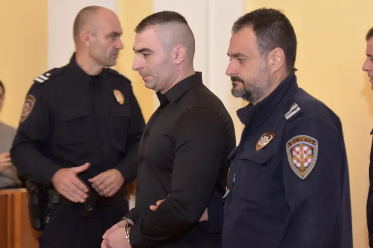 Pogledajte lice zadarskog monstruma dok mu se čitala optužnica za brutalno premlaćivanje biv&scaron;e djevojke