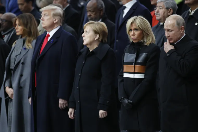Proteklog vikenda u Parizu se obilježavala stota godi&scaron;njica kraja Prvog svjetskog rata. Deseci čelnika do&scaron;li su na svečanu obljetnicu, a među njima su bili Angela Merkel, Donald Trump, Vladimir Putin, Tayyip Erdogan i Justin Trudeau. Nakon &scaron;to su objavljene fotografije komemoracije, ljudi su odmah uočili razliku u izrazu lica Donalda Trumpa nakon &scaron;to je pristigao ruski predsjednik Vladimir Putin. "Pogodite tko je sretan &scaron;to vidi svog &scaron;efa", "Nađite si nekog tko vas gleda kao &scaron;to Trump gleda Putina", "Trumpov cerek dok Merkel i Macron gledaju u Putina je nevjerojatan", samo su neki od komentara na fotografiju.