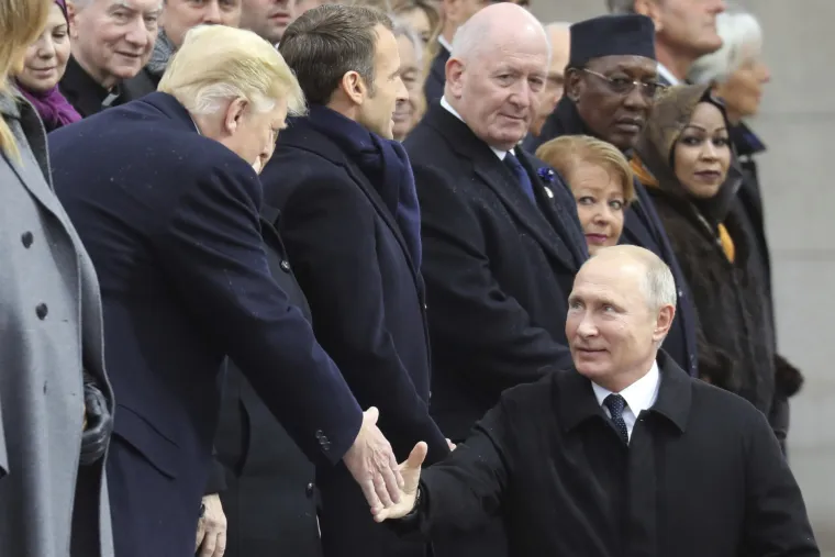 Proteklog vikenda u Parizu se obilježavala stota godi&scaron;njica kraja Prvog svjetskog rata. Deseci čelnika do&scaron;li su na svečanu obljetnicu, a među njima su bili Angela Merkel, Donald Trump, Vladimir Putin, Tayyip Erdogan i Justin Trudeau. Nakon &scaron;to su objavljene fotografije komemoracije, ljudi su odmah uočili razliku u izrazu lica Donalda Trumpa nakon &scaron;to je pristigao ruski predsjednik Vladimir Putin. "Pogodite tko je sretan &scaron;to vidi svog &scaron;efa", "Nađite si nekog tko vas gleda kao &scaron;to Trump gleda Putina", "Trumpov cerek dok Merkel i Macron gledaju u Putina je nevjerojatan", samo su neki od komentara na fotografiju.