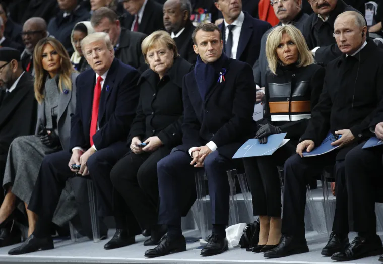 Proteklog vikenda u Parizu se obilježavala stota godi&scaron;njica kraja Prvog svjetskog rata. Deseci čelnika do&scaron;li su na svečanu obljetnicu, a među njima su bili Angela Merkel, Donald Trump, Vladimir Putin, Tayyip Erdogan i Justin Trudeau. Nakon &scaron;to su objavljene fotografije komemoracije, ljudi su odmah uočili razliku u izrazu lica Donalda Trumpa nakon &scaron;to je pristigao ruski predsjednik Vladimir Putin. "Pogodite tko je sretan &scaron;to vidi svog &scaron;efa", "Nađite si nekog tko vas gleda kao &scaron;to Trump gleda Putina", "Trumpov cerek dok Merkel i Macron gledaju u Putina je nevjerojatan", samo su neki od komentara na fotografiju.