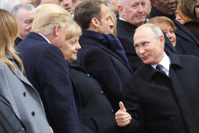 Proteklog vikenda u Parizu se obilježavala stota godi&scaron;njica kraja Prvog svjetskog rata. Deseci čelnika do&scaron;li su na svečanu obljetnicu, a među njima su bili Angela Merkel, Donald Trump, Vladimir Putin, Tayyip Erdogan i Justin Trudeau. Nakon &scaron;to su objavljene fotografije komemoracije, ljudi su odmah uočili razliku u izrazu lica Donalda Trumpa nakon &scaron;to je pristigao ruski predsjednik Vladimir Putin. "Pogodite tko je sretan &scaron;to vidi svog &scaron;efa", "Nađite si nekog tko vas gleda kao &scaron;to Trump gleda Putina", "Trumpov cerek dok Merkel i Macron gledaju u Putina je nevjerojatan", samo su neki od komentara na fotografiju.