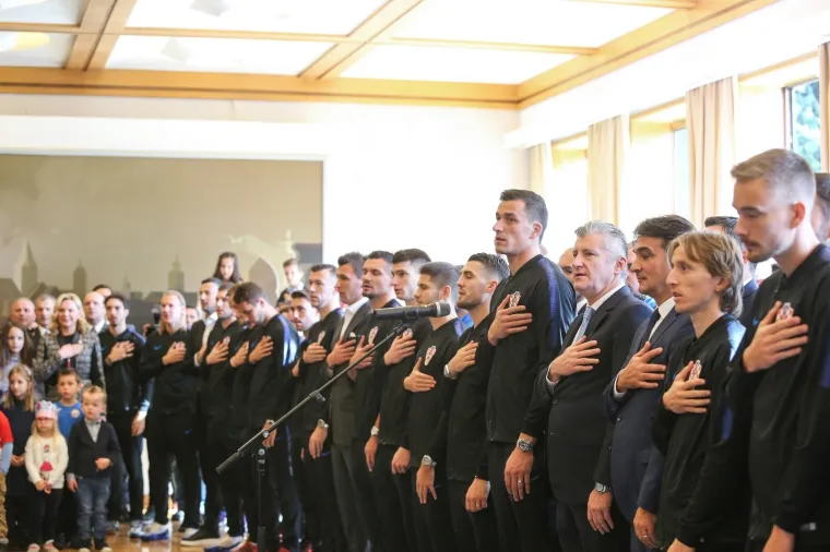 Predsjednica Republike Hrvatske Kolinda Grabar Kitarović uručila je u utorak u svom uredu na Pantovčaku odlikovanja i priznanja hrvatskom nogometnom izborniku, igračima i članovima stručnog stožera Hrvatske nogometne reprezentacije koji su na  Svjetskom prvenstvu osvojili naslov viceprvaka svijeta.