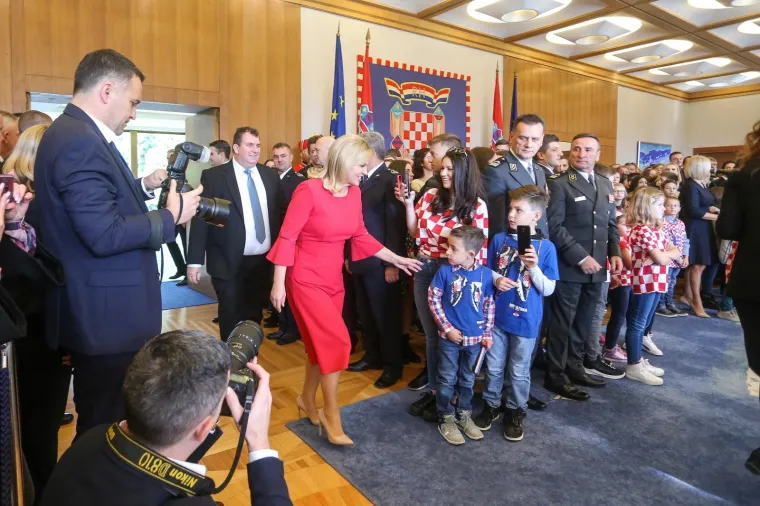 PREDSJEDNICA ODLIKOVALA SREBRNE VATRENE: 'Vratili ste nam osmijeh na lice'