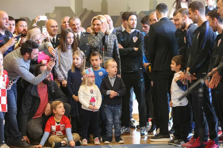 PREDSJEDNICA ODLIKOVALA SREBRNE VATRENE: 'Vratili ste nam osmijeh na lice'