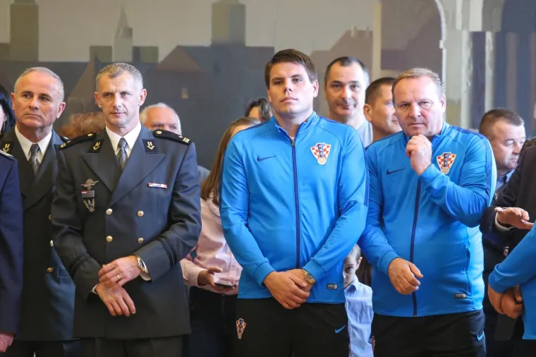 PREDSJEDNICA ODLIKOVALA SREBRNE VATRENE: 'Vratili ste nam osmijeh na lice'