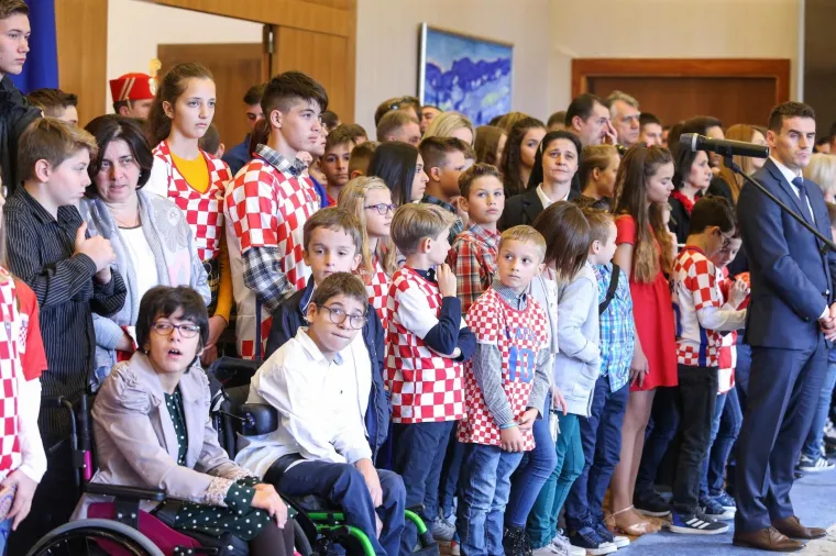 PREDSJEDNICA ODLIKOVALA SREBRNE VATRENE: 'Vratili ste nam osmijeh na lice'