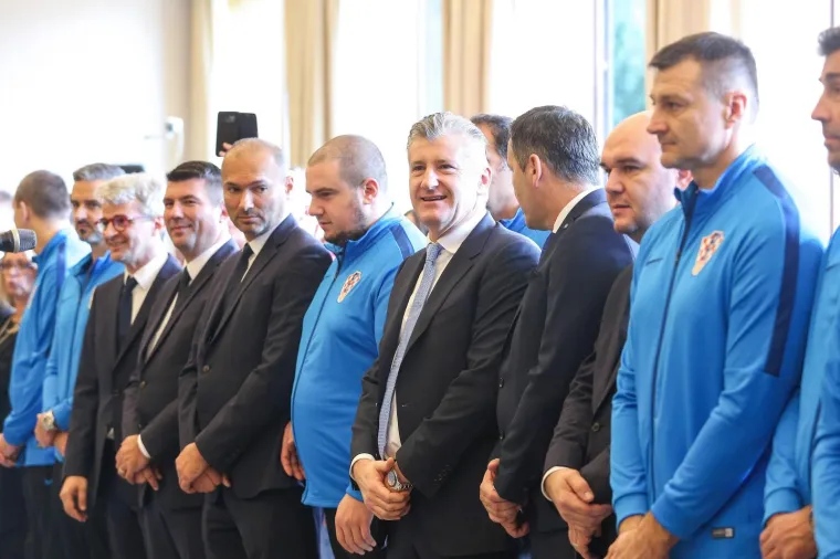 Na kraju je predsjednica Povelju Republike Hrvatske dodijelila  Hrvatskom nogometnom savezu.