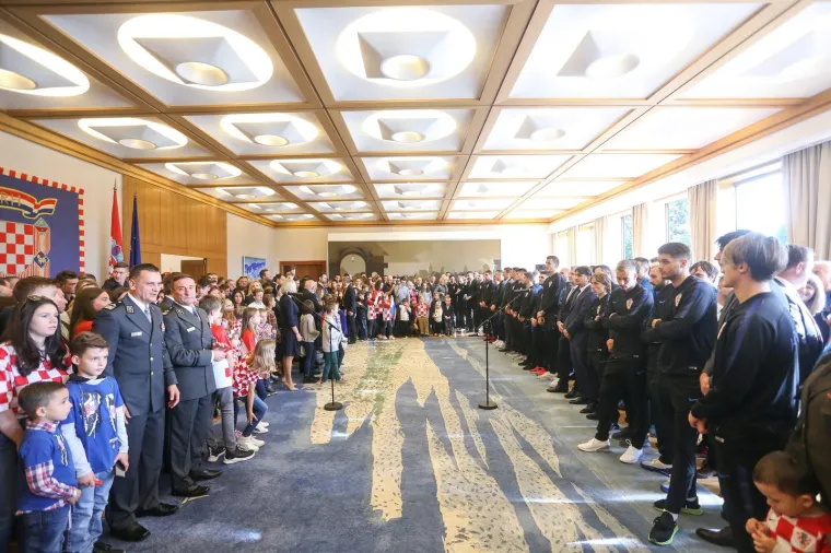 Redom kneza Branimira s ogrlicom odlikovani su reprezentativci Luka Modrić, Milan Badelj, Filip Bradarić, Marcelo Brozović, Duje Ćaleta-Car, Vedran Ćorluka, Tin Jedva, Lovre Kalinić, Mateo Kovačić, Andrej Kramarić, Dominik Livaković, Dejan Lovren, Mario Mandžukić, Ivan Peri&scaron;ić, Josip Pivarić, Marko Pjaca, Ivan Rakitić, Ante Rebić, Danijel Suba&scaron;ić, Domagoj Vida i &Scaron;ime Vrsaljko.