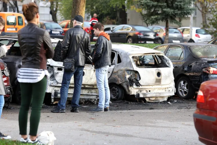 Kako doznajemo, radi se o podmetnutom požaru, a izbio je između Volkswagen Pola i Volkswagen Tiguana.  Osim ova dva vozila, potpuno su izgorjela jo&scaron; dva automobila, dok su o&scaron;tećena jo&scaron; četiri vozila.