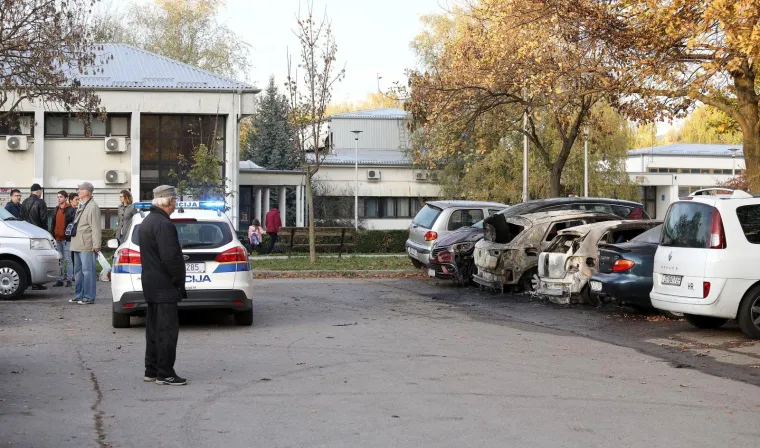 INCIDENT U ZAGREBU: Podmetnut požar na parkirali&scaron;tu, gorjelo čak osam automobila