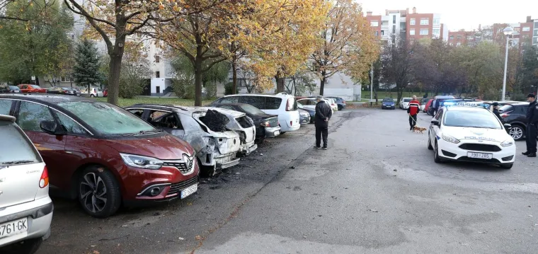 INCIDENT U ZAGREBU: Podmetnut požar na parkirali&scaron;tu, gorjelo čak osam automobila