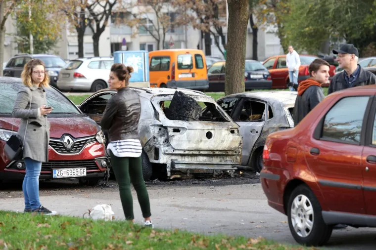 INCIDENT U ZAGREBU: Podmetnut požar na parkirali&scaron;tu, gorjelo čak osam automobila