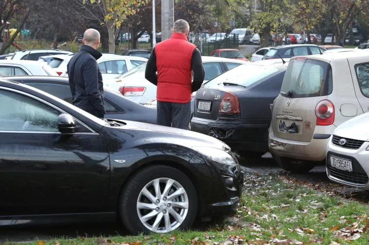 INCIDENT U ZAGREBU: Podmetnut požar na parkirali&scaron;tu, gorjelo čak osam automobila