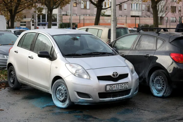 INCIDENT U ZAGREBU: Podmetnut požar na parkirali&scaron;tu, gorjelo čak osam automobila