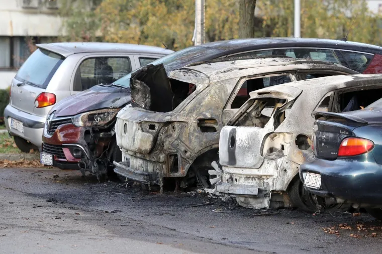 INCIDENT U ZAGREBU: Podmetnut požar na parkirali&scaron;tu, gorjelo čak osam automobila