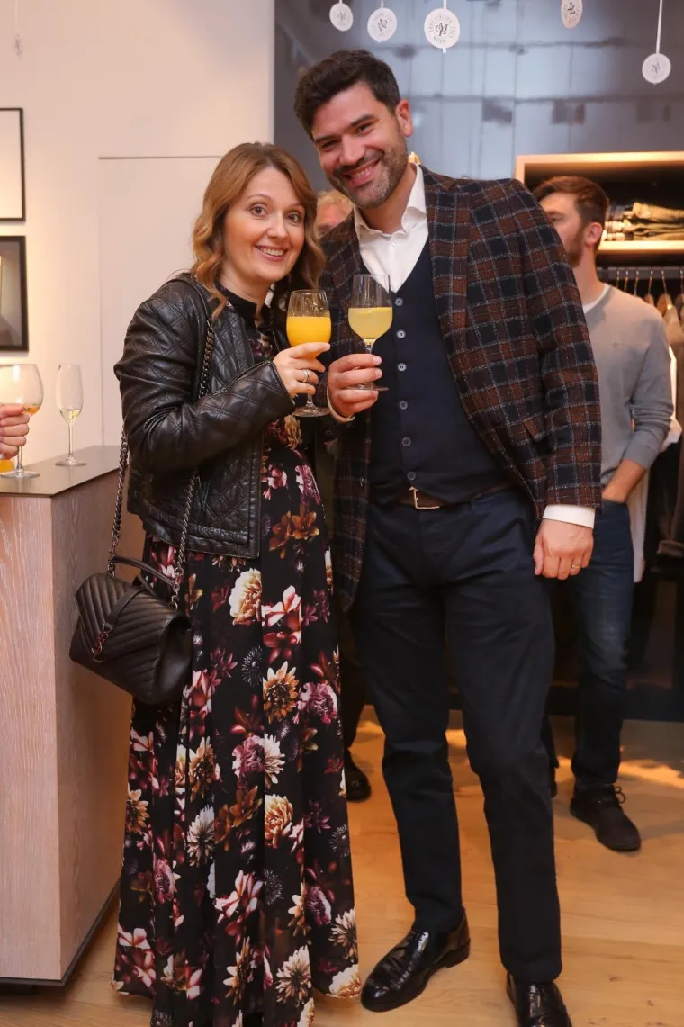 ANA KARAMARKO U POZNATOM DRUŠTVU, ALI BEZ SUPRUGA: Dobro raspoložena i sređena, plijenila je poglede