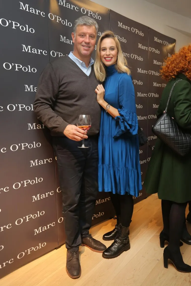 ANA KARAMARKO U POZNATOM DRUŠTVU, ALI BEZ SUPRUGA: Dobro raspoložena i sređena, plijenila je poglede