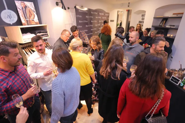 ANA KARAMARKO U POZNATOM DRUŠTVU, ALI BEZ SUPRUGA: Dobro raspoložena i sređena, plijenila je poglede