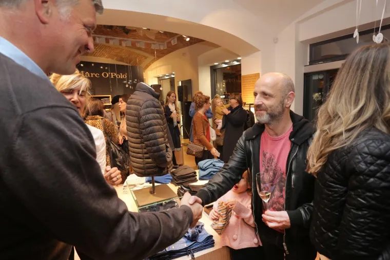 ANA KARAMARKO U POZNATOM DRU&Scaron;TVU, ALI BEZ SUPRUGA: Dobro raspoložena i sređena, plijenila je poglede