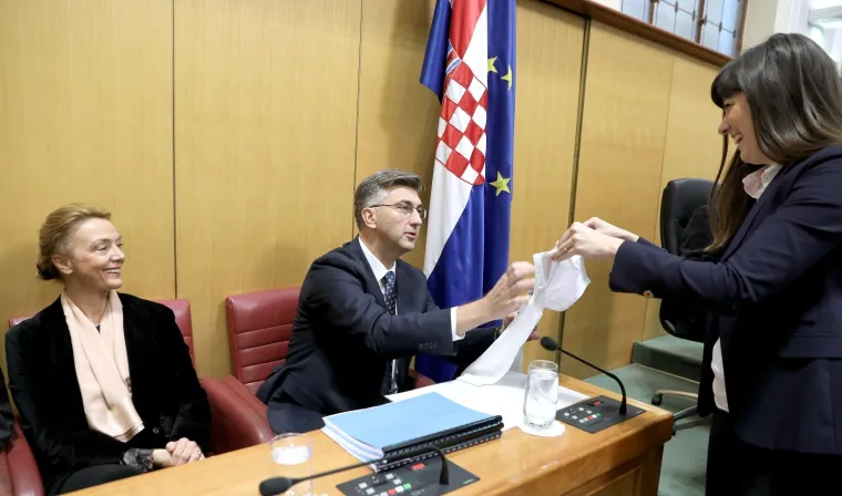 Pogledajte &scaron;to su Petrov i Mostovci obukli za Sabor, a Plenkoviću su uručili i poklon