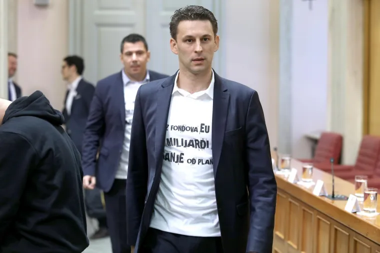 Pogledajte &scaron;to su Petrov i Mostovci obukli za Sabor, a Plenkoviću su uručili i poklon