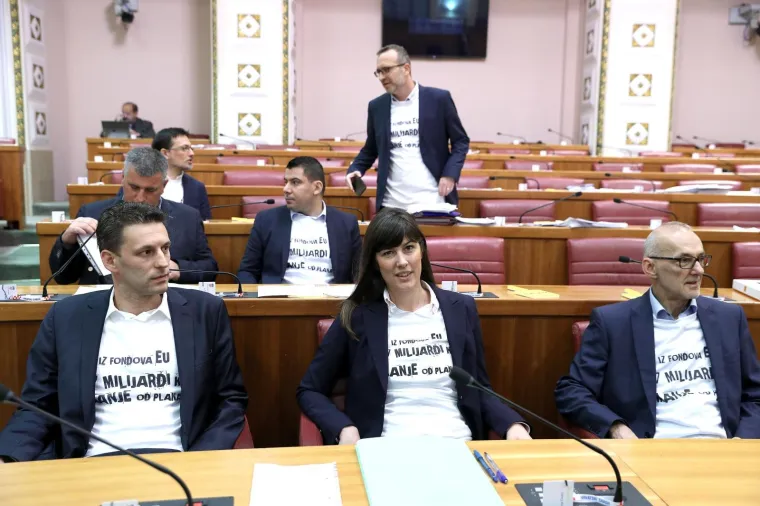 Pogledajte &scaron;to su Petrov i Mostovci obukli za Sabor, a Plenkoviću su uručili i poklon