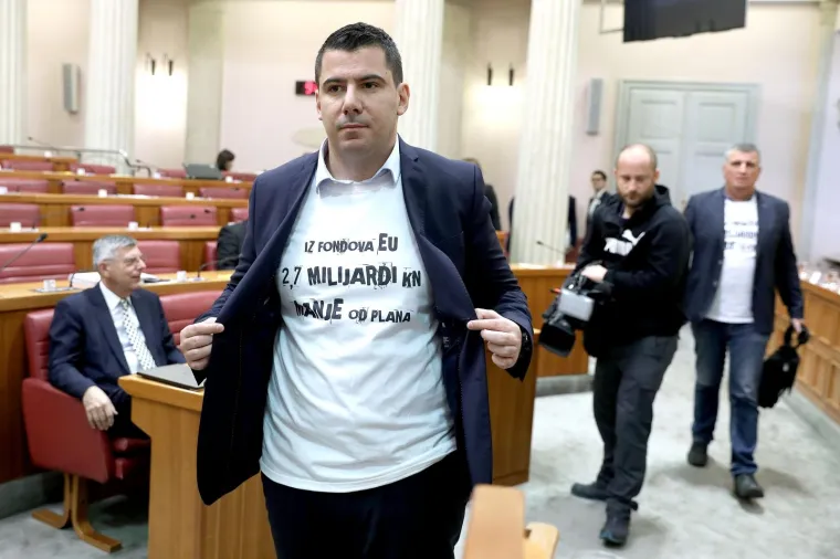 Pogledajte &scaron;to su Petrov i Mostovci obukli za Sabor, a Plenkoviću su uručili i poklon