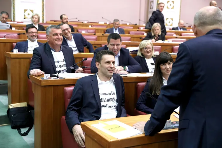 Pogledajte &scaron;to su Petrov i Mostovci obukli za Sabor, a Plenkoviću su uručili i poklon