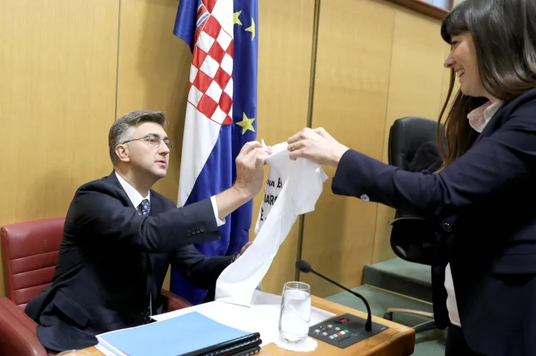 Pogledajte &scaron;to su Petrov i Mostovci obukli za Sabor, a Plenkoviću su uručili i poklon