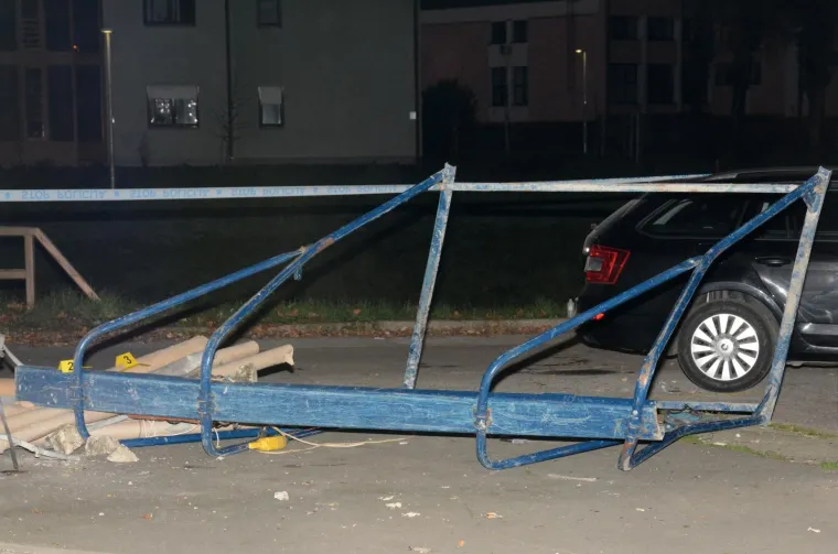 U padu s krova zgrade u Kutini dvojica radnika stara 23 i 38 godina zaradili su ozljede opasne po život, izvijestila je PU sisačko-moslavačka.