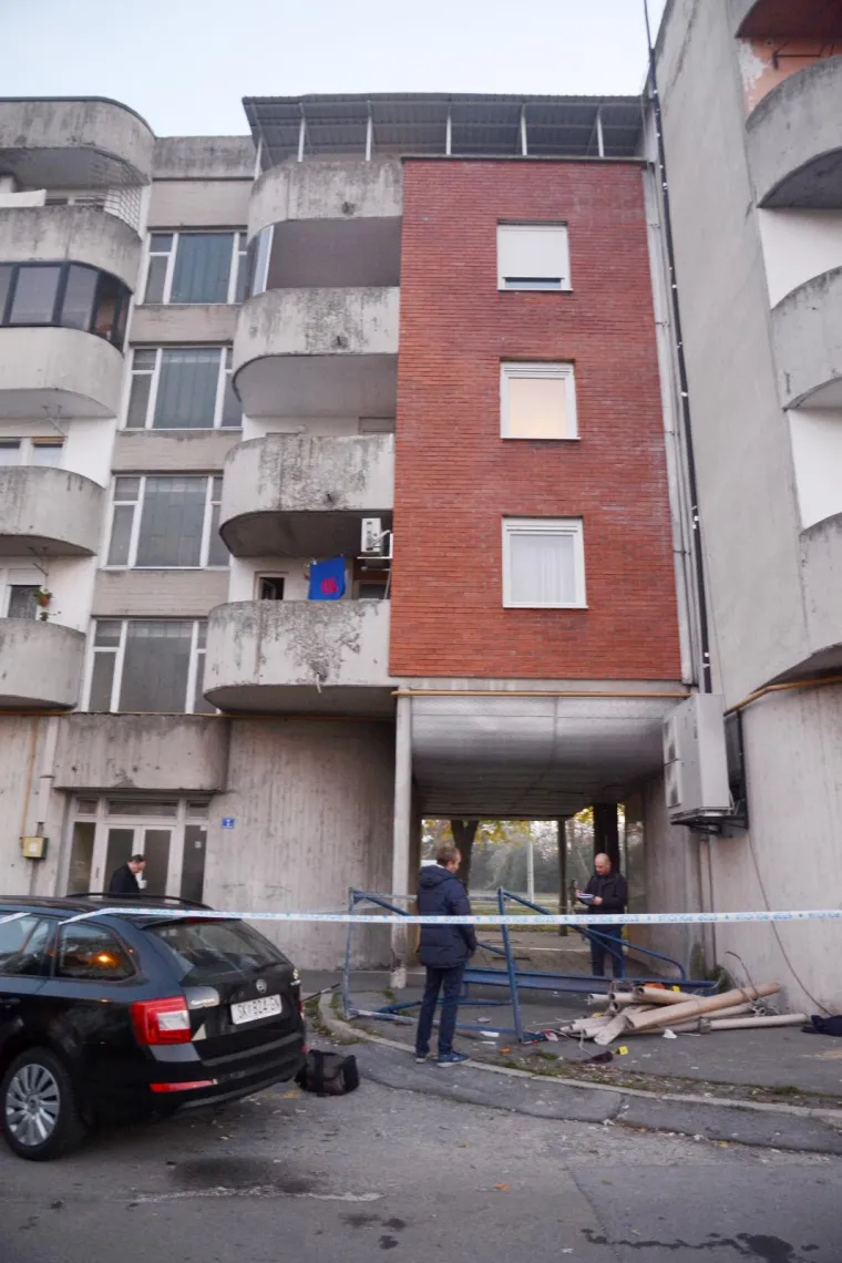 U padu s krova zgrade u Kutini dvojica radnika stara 23 i 38 godina zaradili su ozljede opasne po život, izvijestila je PU sisačko-moslavačka.