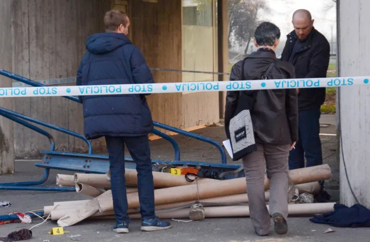 U padu s krova zgrade u Kutini dvojica radnika stara 23 i 38 godina zaradili su ozljede opasne po život, izvijestila je PU sisačko-moslavačka.