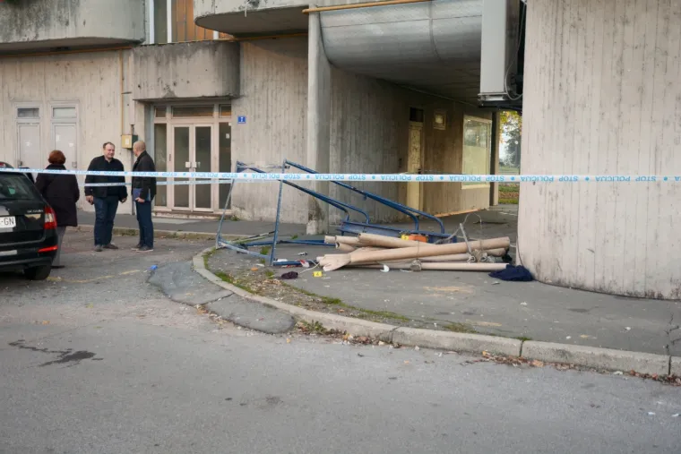 U padu s krova zgrade u Kutini dvojica radnika stara 23 i 38 godina zaradili su ozljede opasne po život, izvijestila je PU sisačko-moslavačka.