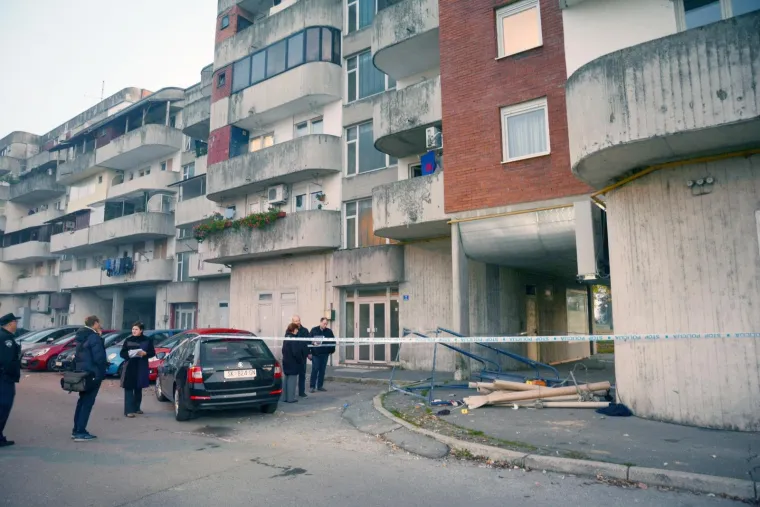 U padu s krova zgrade u Kutini dvojica radnika stara 23 i 38 godina zaradili su ozljede opasne po život, izvijestila je PU sisačko-moslavačka.