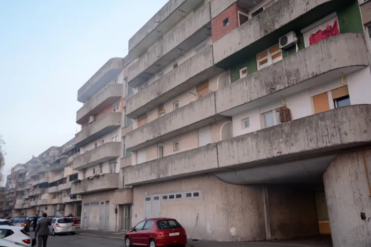 U padu s krova zgrade u Kutini dvojica radnika stara 23 i 38 godina zaradili su ozljede opasne po život, izvijestila je PU sisačko-moslavačka.