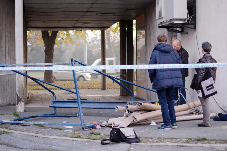 U padu s krova zgrade u Kutini dvojica radnika stara 23 i 38 godina zaradili su ozljede opasne po život, izvijestila je PU sisačko-moslavačka.