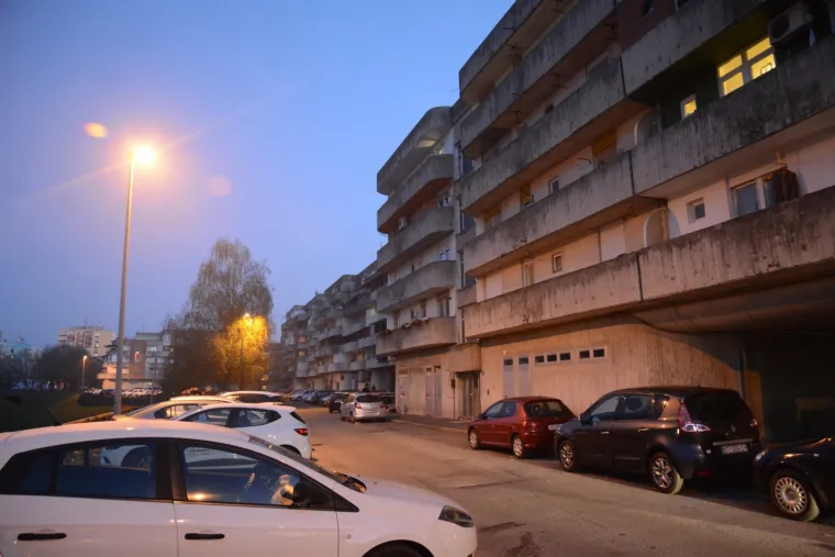 U padu s krova zgrade u Kutini dvojica radnika stara 23 i 38 godina zaradili su ozljede opasne po život, izvijestila je PU sisačko-moslavačka.