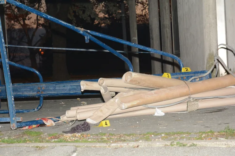 U padu s krova zgrade u Kutini dvojica radnika stara 23 i 38 godina zaradili su ozljede opasne po život, izvijestila je PU sisačko-moslavačka.