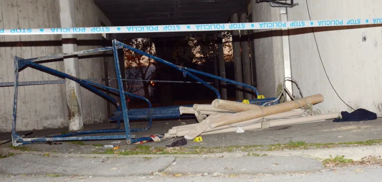 U padu s krova zgrade u Kutini dvojica radnika stara 23 i 38 godina zaradili su ozljede opasne po život, izvijestila je PU sisačko-moslavačka.