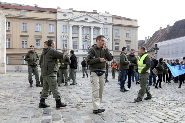Pedesetak članova sindikata i zaposlenika u Hrvatskom centru za razminiranje (HCR) okupilo se u četvrtak na Markovu trgu prosvjedujući protiv zaključka Vlade kojim bi od 1. siječnja iduće godine HCR prelaskom u sustav MUP-a prestao postojati kao zasebna javna ustanova, što bi moglo znatno usporiti ili čak zaustaviti razminiranje.